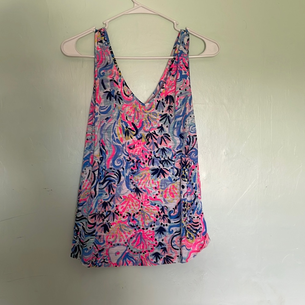Flowy V-neck Lilly Pulitzer tank top in beachy shell print!